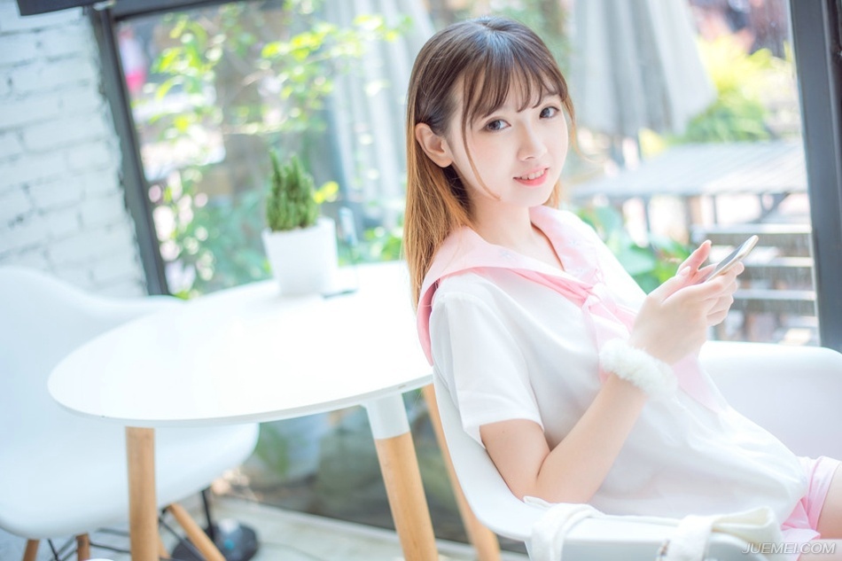 如果知道这些人的想法，估计庞统等人会直翻白眼，江湖上号称三绝的邓展就是被这么个孩子给弄死的，年纪虽然不大，但眼界可不低，吕布对吕征的培养可不仅仅是死读书那么简单，长安城到洛阳，大小衙门这小子都窜遍了，而且每年吕布都会带着吕征去趟塞外，见识一番真正的厮杀，无论是治理地方的实践能力，还是对部队的统帅指挥，扔给他一个县城，未必就比庞统这些牛人做的差，而且是军政皆通的那种。